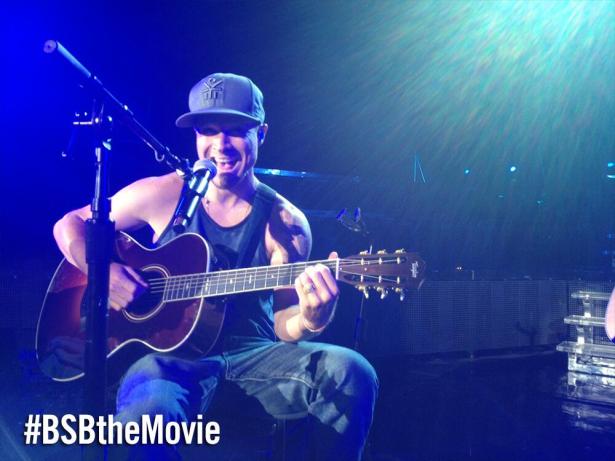 BQgnsLMCcAAiVex.jpg large